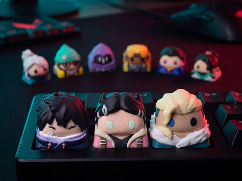 Iso, Clove y Sova en el teclado con los otros 6 agentes de Valorant atrás