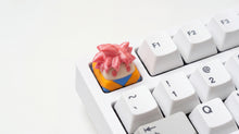 Cargar imagen en el visor de la galería, Goku Super Saiyajin God (Red) on white keyboard