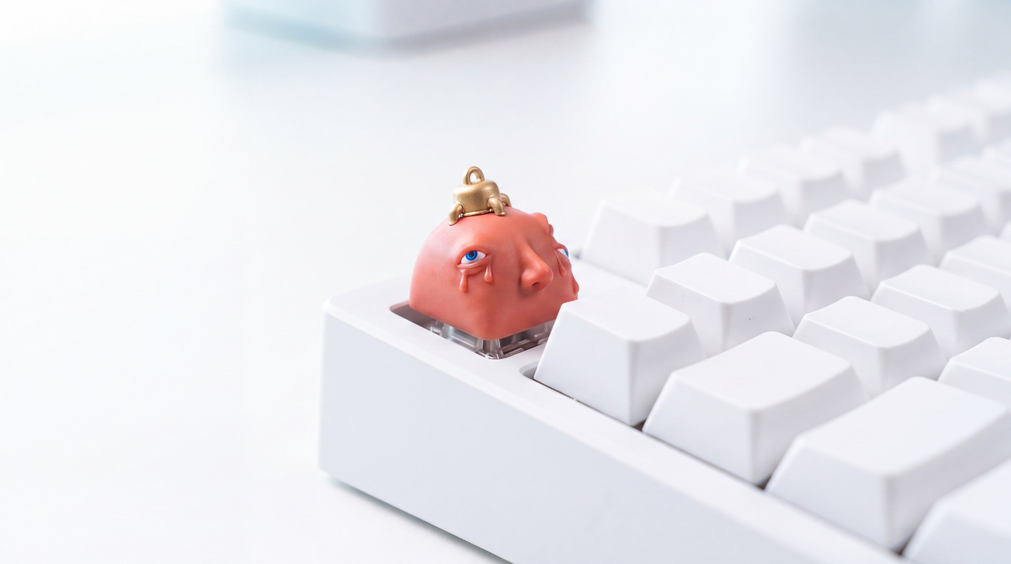 Behelit en teclado blanco
