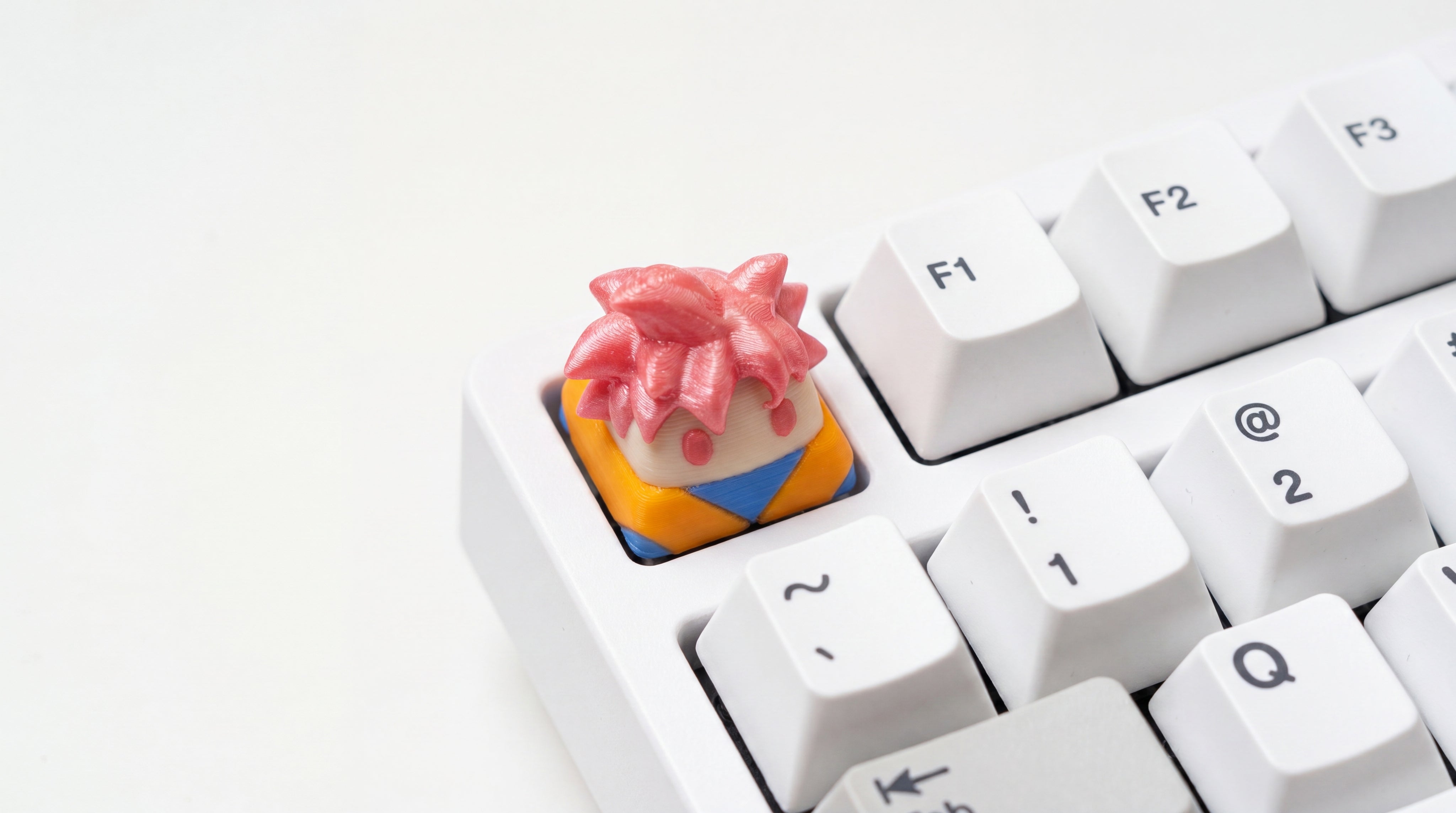 Goku Super Saiyajin God (Red) on white keyboard
