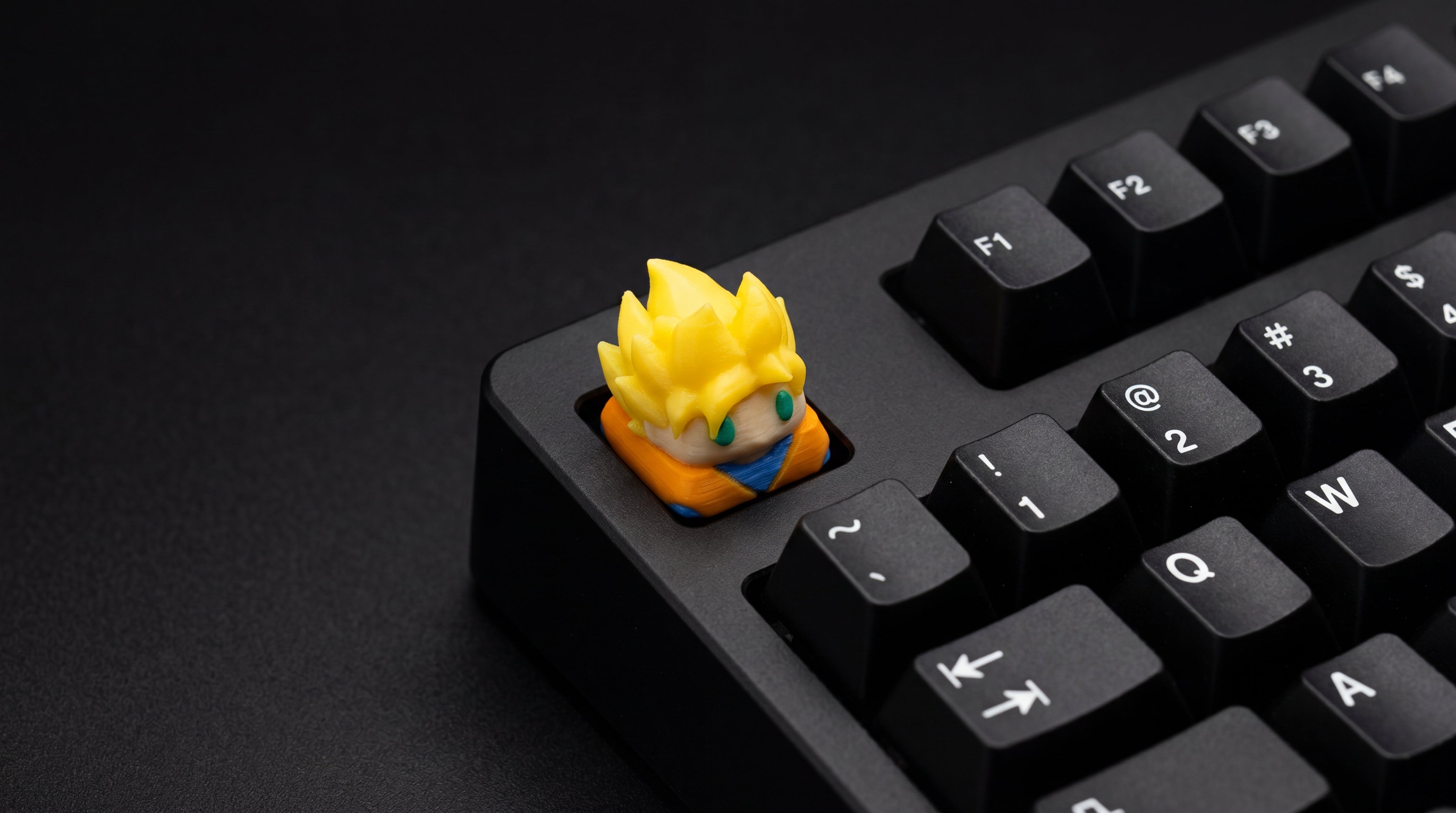 Goku Super Saiyajin on black keyboard