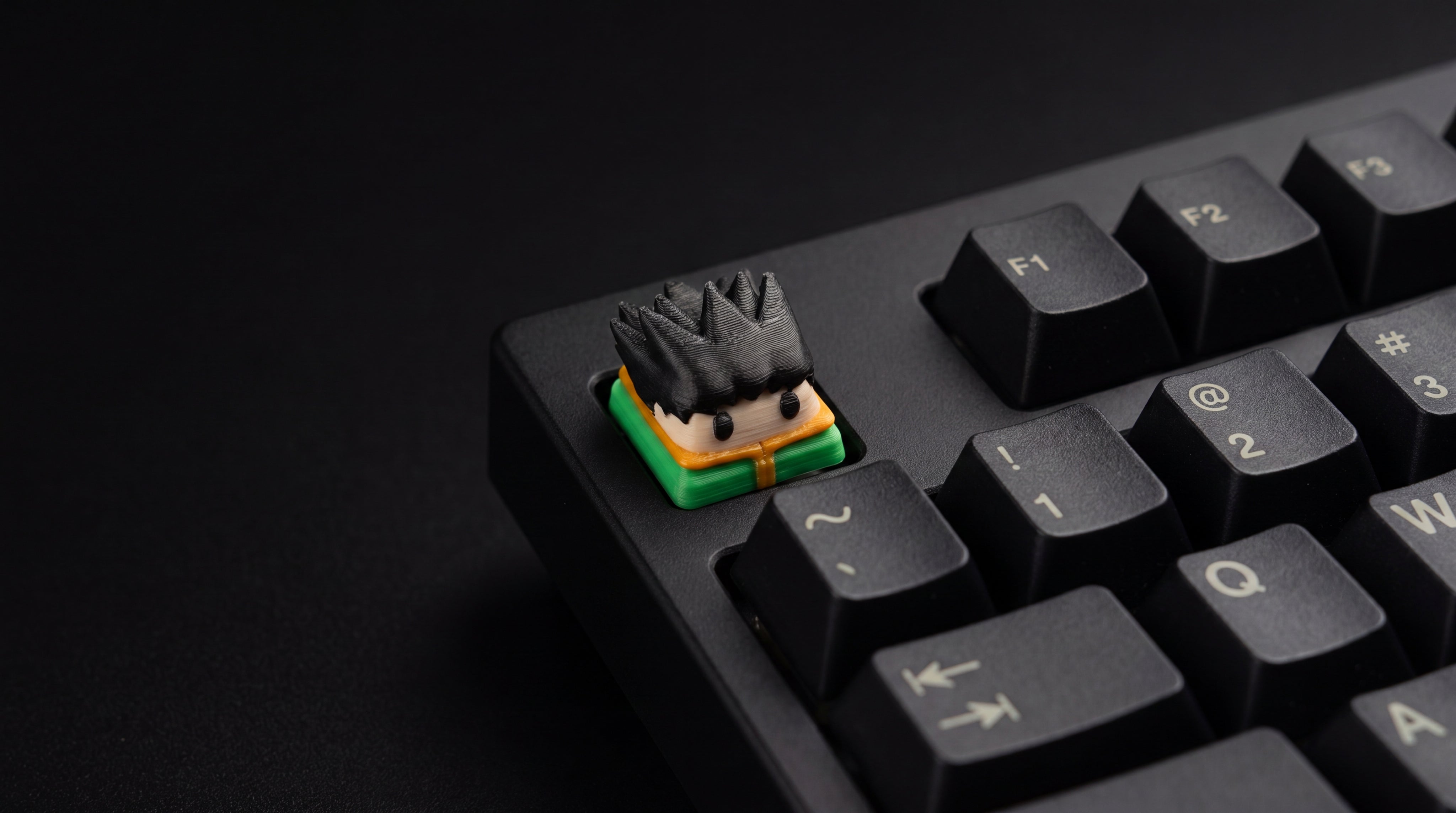 Gon Clásico on black keyboard