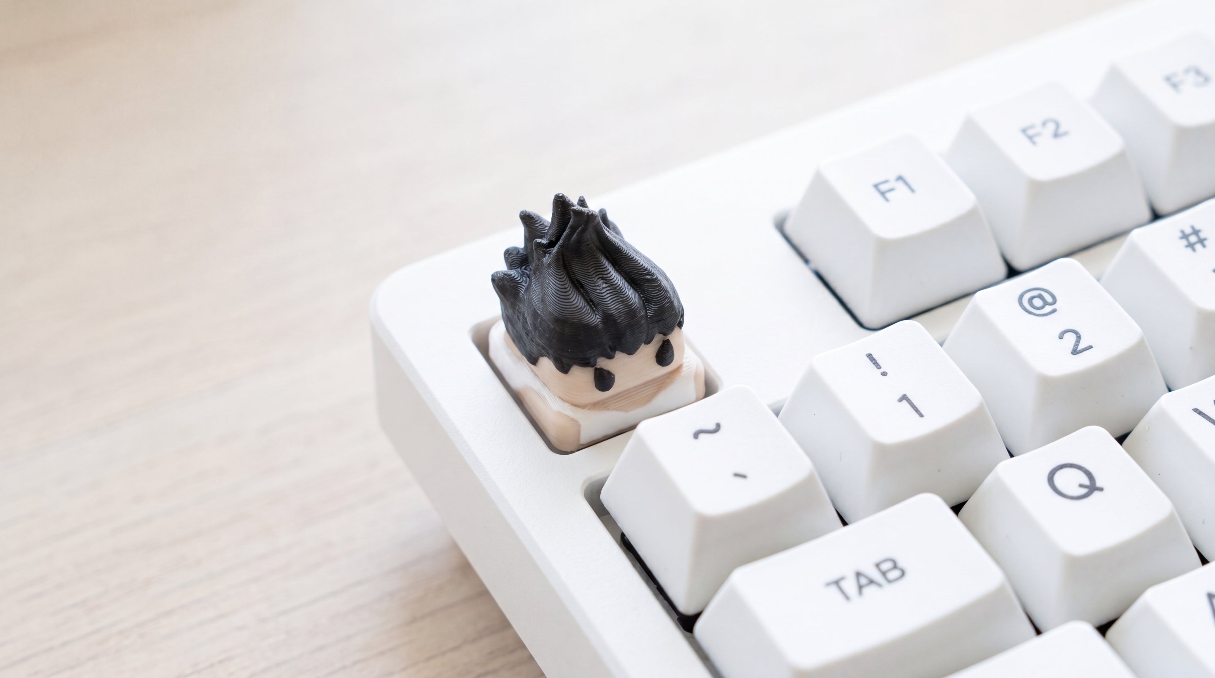 Gon Adulto on white keyboard