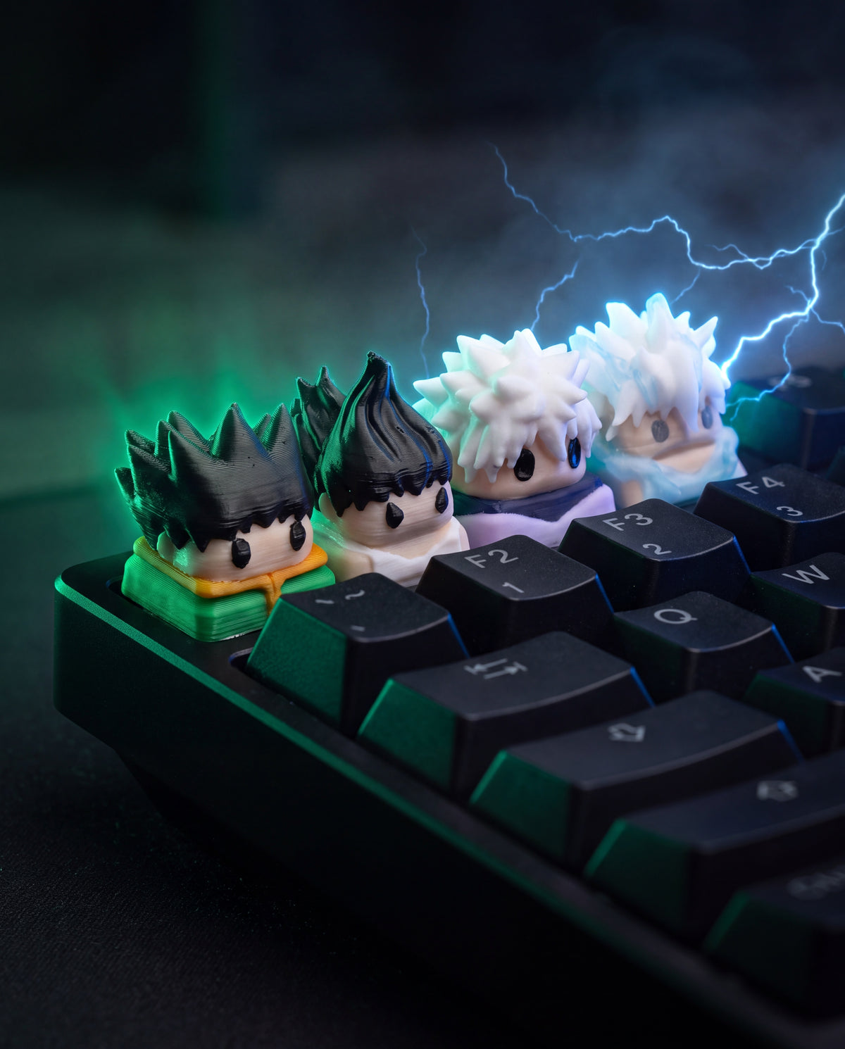 Las cuatro keycaps de Hunter x Hunter montadas en un teclado mecánico negro