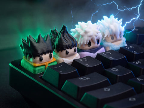 Las cuatro keycaps de Hunter x Hunter montadas en un teclado mecánico negro
