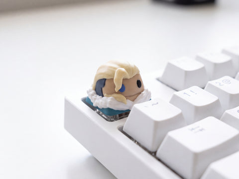 Sova en teclado blanco