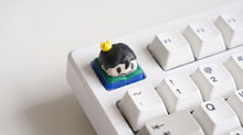 Cargar imagen en el visor de la galería, Bojji Con Capa on white keyboard

