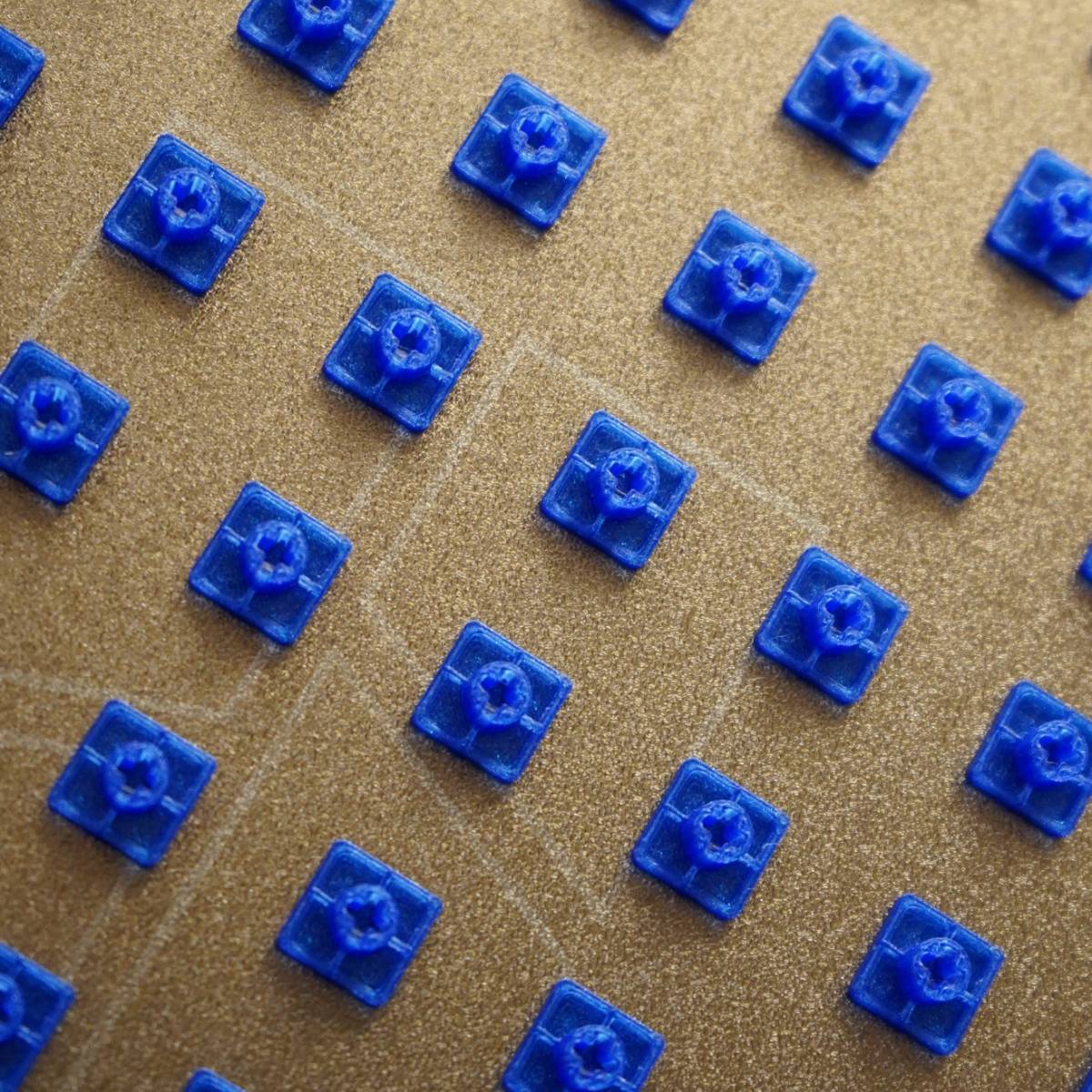 Cama de impresión llena de KO-Stems recién impresos
